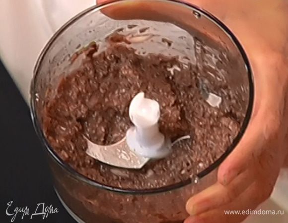 Приготовить тапенад: в блендере соединить оливки, каперсы, очищенный чеснок, посолить, поперчить, влить оливковое масло, лимонный сок и все взбить.