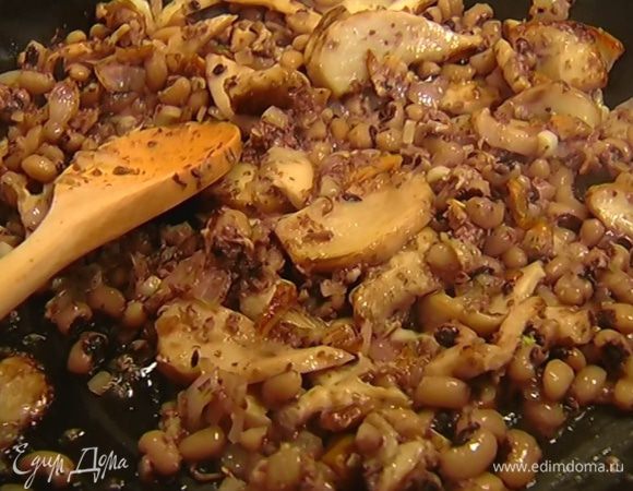 В сковороду с грибами добавить 1 ст. ложку тапенада, перемешать, затем добавить отваренную фасоль и, помешивая, все прогреть.