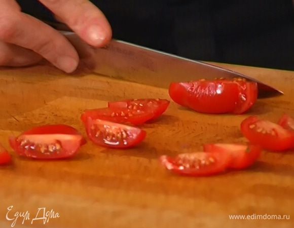 Помидоры черри порезать небольшими кусочками.