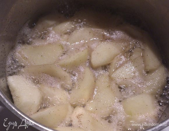 Яблоки очистить, нарезать небольшими дольками. Выложить в кастрюлю, всыпать сахар и влить вино. Добавить ваниль. Я использовала натуральную ваниль с сахаром.