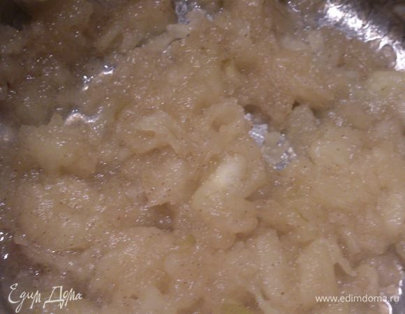 Проварить яблоки до размягчения и немного размять вилкой.(не в пюре). Остудить. 