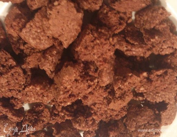 Печенье поломать на кусочки.