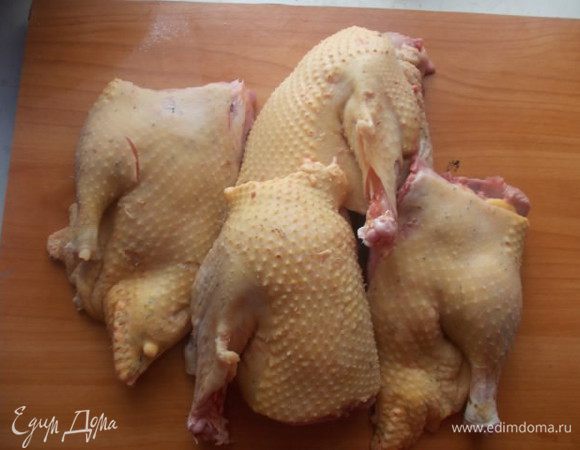 Утку разрубить на четыре части. Мужчины любят кусочки побольше, не правда ли?