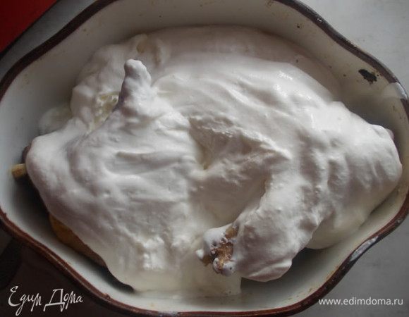 Полить нашу утку сметаной, накрыть крышкой или фольгой. Отправить запекаться при 160 С на полтора часа в разогретую духовку.