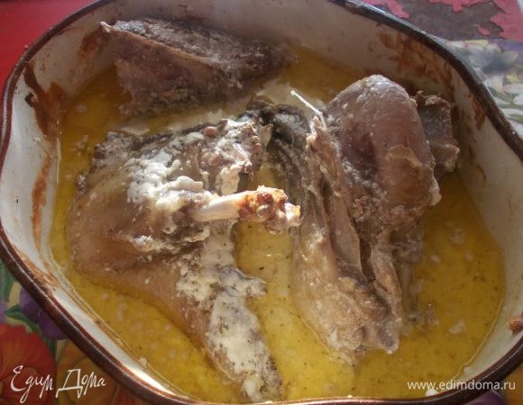 После того, как пройдет время, достанем нашу утку и выложим из формы. Она пока не понадобится. Можно прикрыть фольгой и оставить в теплом месте.