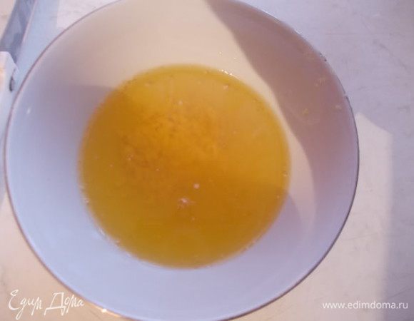 При запекании образуется много сока, но и жира тоже. Он нам не нужен и его нужно собрать поверху ложкой. Утиный жир может пригодится для блюд.