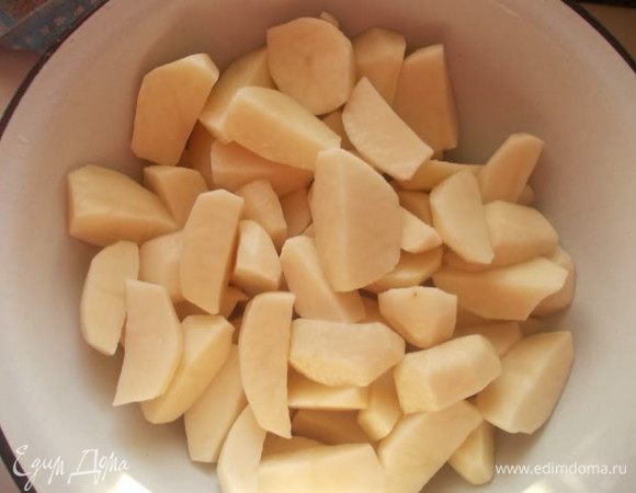Почистить и порезать картошку на четвертинки. Немного присолить.