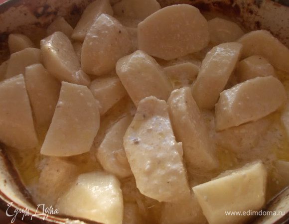 Картофель кладем в сметанную юшку и отправляем в духовку на 40-45 минут, зависимо от сорта картофеля. Повышаем температуру 180-190 С. Каждые 15 минут нужно доставать из духовки и перемешивать ложкой. За 15 минут до конца, выложить утку поверх картофеля и поставить температуру 220 С. Почти вся юшка впитается в картофель, но немного останется вместо соуса.