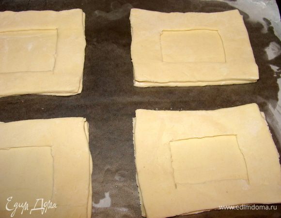 Квадратики с прорезью смазать водичкой и мокрой стороной приложить к квадратикам без дырочек. Поставить выпекать в духовку при 200* до приобретения золотистого цвета.