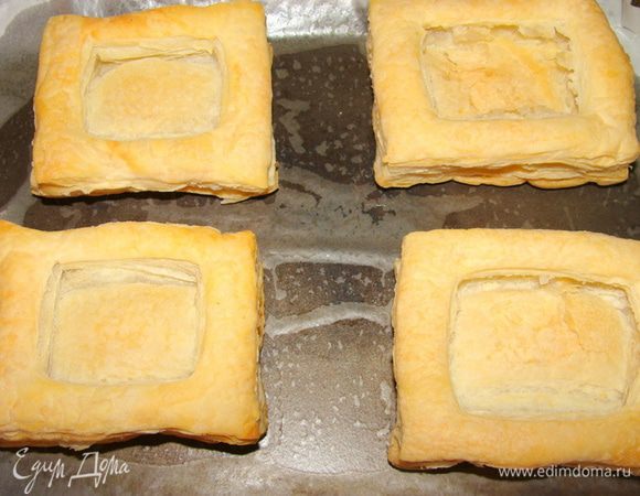 Вынуть из духовки, чуть вдавить серединку, чтобы поместилось больше начинки. Полностью остудить. 