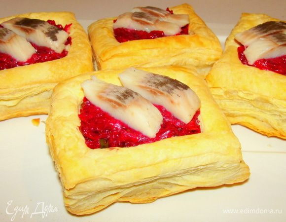 Начинку я приготовила накануне, чтобы она пропиталась. Свеклу отварить, почистить, натереть на средней терке, чеснок измельчить, лук порубить, огурец мелко порезать или потереть на терке. Часть селедки оставить для украшения, по 1 или 2 кусочка, остальное мелко порезать и смешать со свеклой и всеми остальными измельченными ингредиентами. Заправить майонезом, можно чуть посолить. 