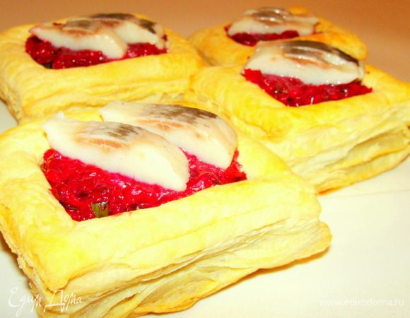 Заполнить начинкой жулички перед самой подачей, сверху положить селедочку.