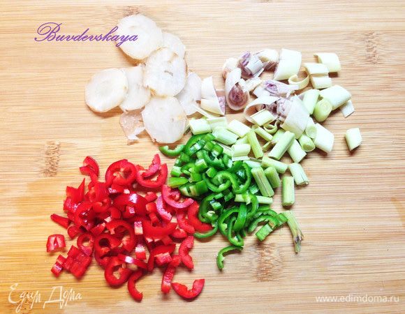 Пестиком от ступки (или плоской стороной ножа) раздавить и порезать небольшими кусочками лемонграсс.  Корень галангала нарезать тоненькими кружочками. Перец Чили разрезать пополам, вычистить семена и нарезать тонкими полукольцами.