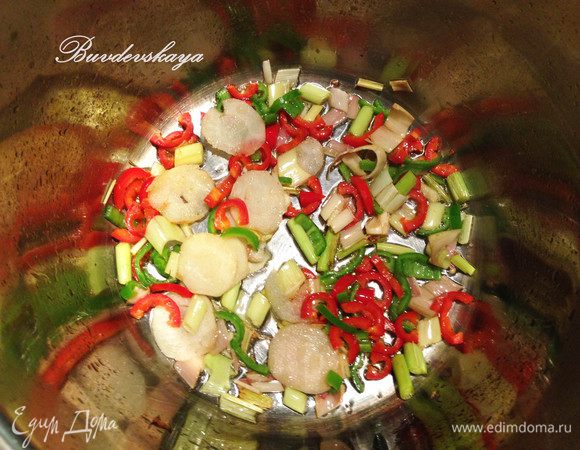 В кастрюле с толстым дном разогреваем растительное масло, выкладываем лемонграсс, чили и галангал. Прогреваем, постоянно помешивая в течении пары минут.