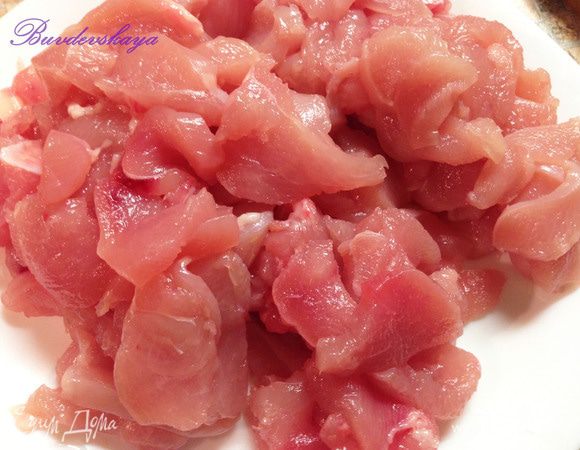 Добавляем в кастрюлю кокосовое молоко и куриный бульон, перемешиваем.  Курицу нарезаем небольшими тонкими пластинами. Добавляем в суп.