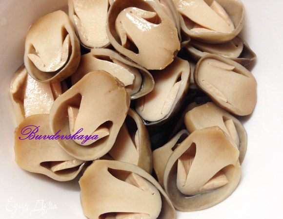 Соломенные грибы вынимаем из рассола и разрезаем на пополам (вешенки крупно режем).