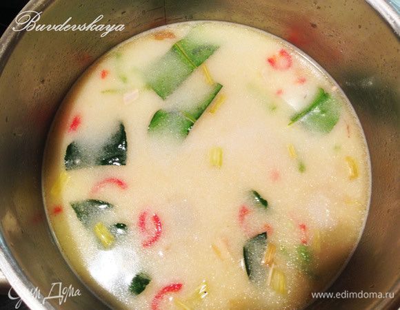 Кладем грибы в кастрюлю, добавляем 10 листьев кафир-лайма (если они очень крупные – разрезать на несколько частей).  Варим на медленном огне до готовности курицы (минут 7) – НЕ КИПЯТИТЬ (чтобы кокосовое молоко не свернулось)  ! 