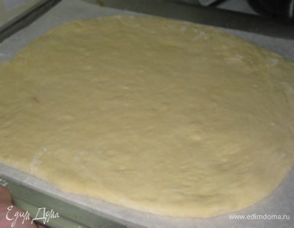 Перед тем как придать тесту форму, его нужно еще раз быстро вымесить на посыпанном мукой столе.
Небольшое количество теста отщипнуть для украшения кулебяки. Основную часть теста раскатать в виде овальной лепешки толщиной 1 см (я не очень люблю когда много теста, поэтому раскатывала где-то 5-7 мм.