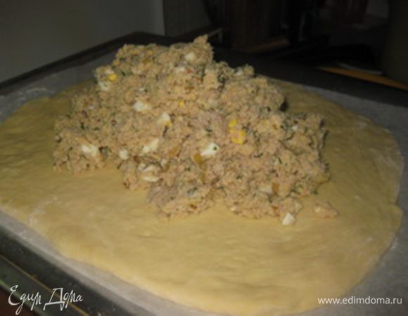 На тесто выложить начинку горкой.