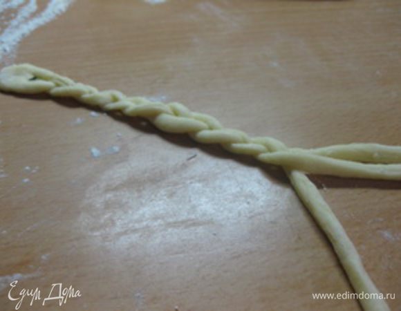 Сделать косички для украшения.