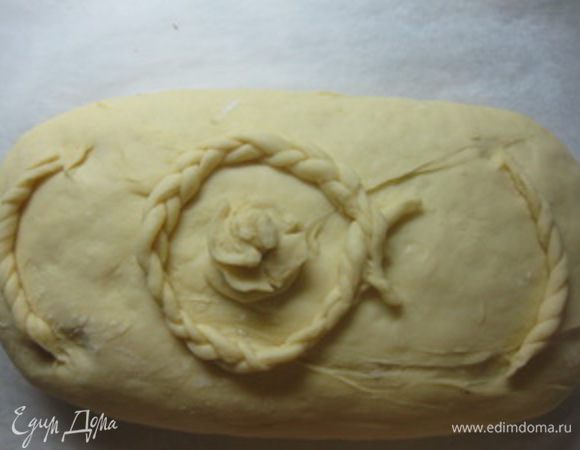 Кулебяку украсить завитушками из теста.