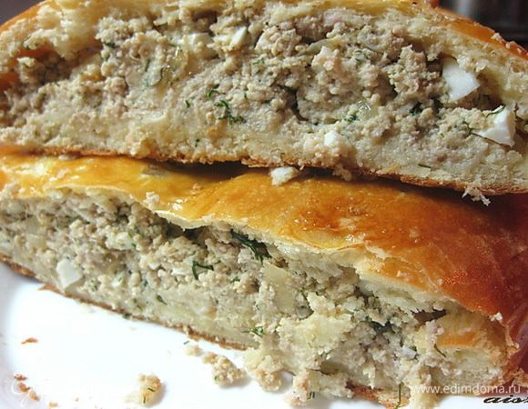 Кулебяку слегка остудить и нарезать.