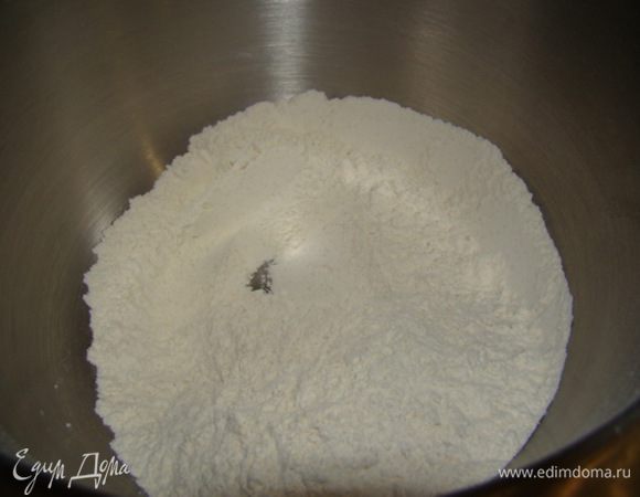 Белая мука, соль, дрожжи и сахар соединяем в чаше миксером.