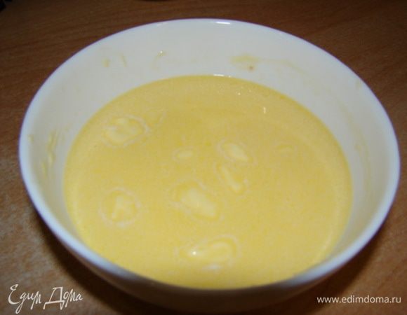 Смешиваем теплое молоко с растопленным сливочным маслом.