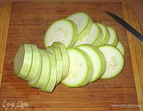 Кабачок помыть и нарезать кружками толщиной 1-1,5 см.
