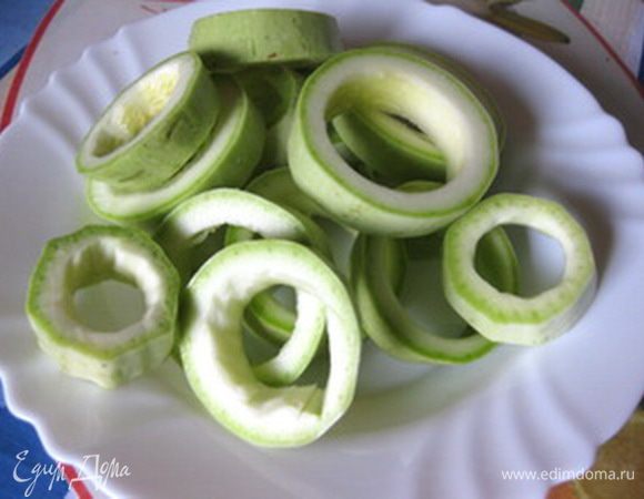 Вырезать сердцевину, чтобы получились не очень толстые кольца.
Кабачковую мякоть натереть на крупной терке.