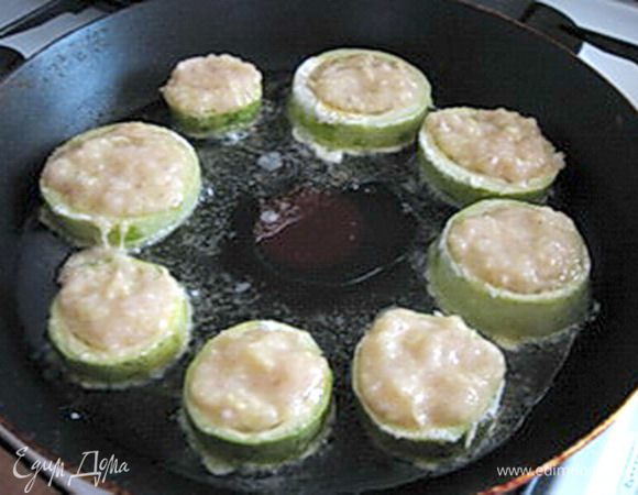 Кольца кабачков с двух сторон обмакнуть в панировку и выложить на разогретую сковороду с растительным маслом. В каждое кольцо выложить мясную начинку.