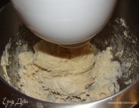 Соединяем все и хорошо в течении 5-7 минут месим миксером.