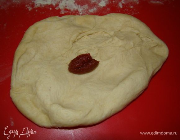 Добавляем в тесто томатную пасту.