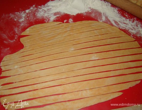 Раскатываем тесто и режим на жгуты. Жгуты теста окунаем в яйцо и посыпаем кунжутом (солью, перцем).