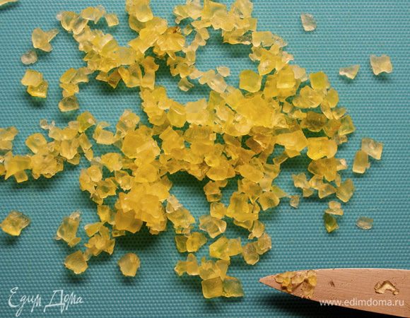 Лимонные корочки нарезать помельче... 