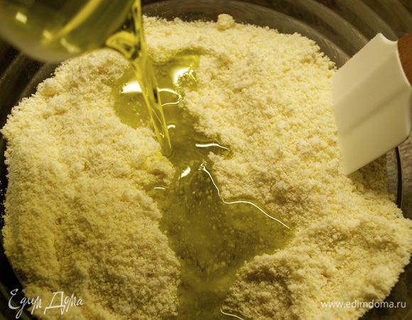 Влить в сухие ингредиенты оливковое масло и перемешать.