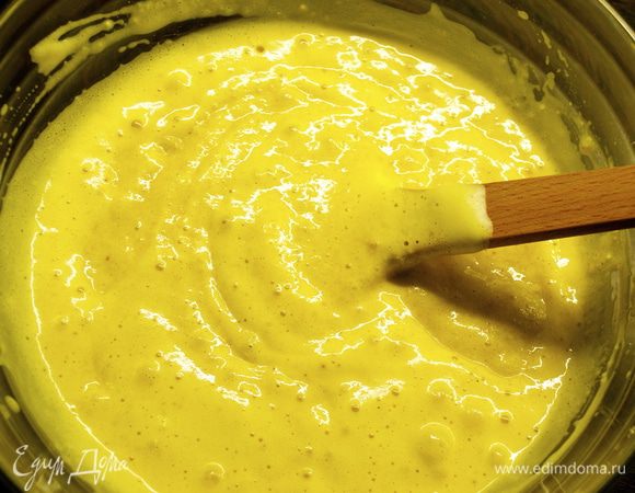 В конце добавить в два-три этапа яичную смесь... Осторожно все перемешать. 