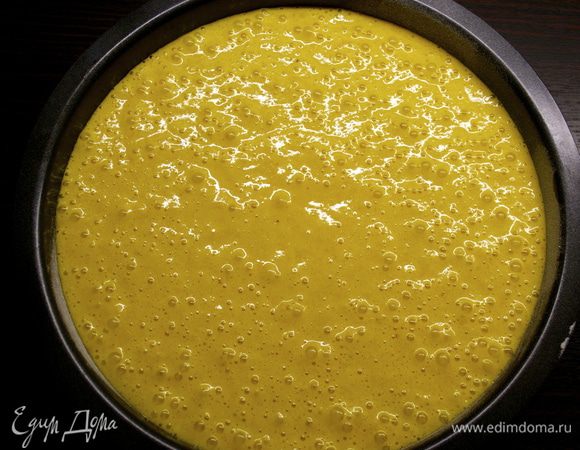 Форму для выпечки (у меня диаметром 24 см) смазать немного маслом и присыпать мукой. Выложить тесто и поставить выпекаться в разогретую до 200 С духовку на 5 минут. Затем понизить температуру в духовке до 160 С и выпекать торт еще 45 минут. 