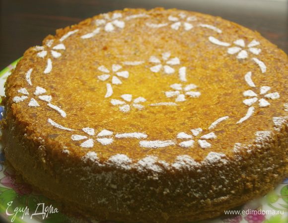 Готовый торт достать из духовки, дать постоять в форме 15 минут. Затем полностью остудить на решетке. Переложить бисквит на сервировояное блюдо и присыпать по желанию оставшейся сахарной пудрой.   