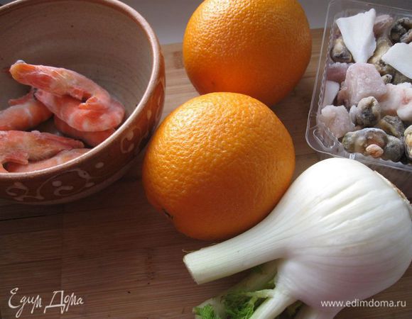 Один апельсин почистить, разделить на дольки, очистить от пленок.

