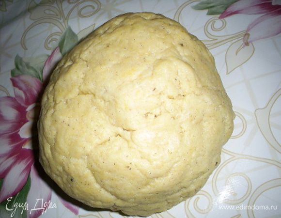 Замешиваем мягкое тесто. Оно должно получится послушным и не липнуть к рукам. Собираем тесто в шар, если оно сильно крошиться, можно добавить совсем чуть-чуть сметаны. Тесто сразу готово к работе. Если вы планируете выпекать печенье позже, заворачиваем тесто в пищевую пленку и отправляем в холодильник.