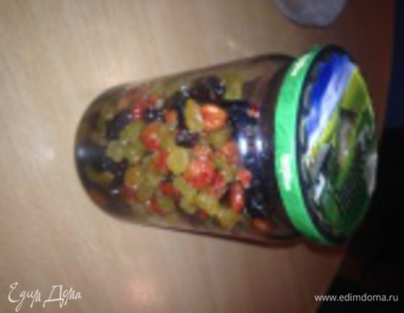 За день-два до выпечки, смешать изюм и вишню в банке, залить коньяком, закрыть крышкой и время от времени взбалтывать чтоб коньяк равномерно впитался в сухофрукты.