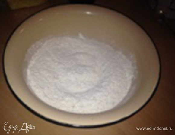 Смешать муку, разрыхлитель, молотый имбирь и специи.