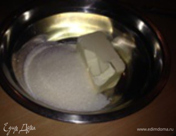 Масло взбивать с сахаром (я взяла белый) пока сахар не раствориться.