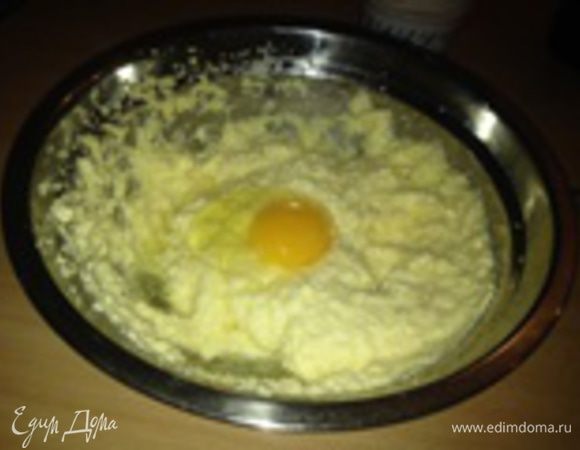 По одному добавлять яйца. Продолжать взбивать.