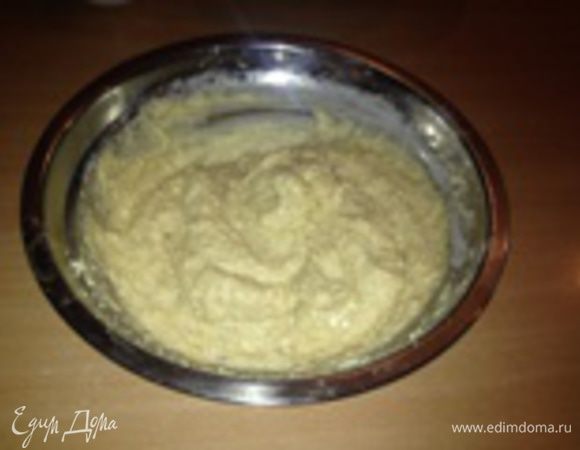 В масляную смесь добавить сухую. Всё перемешать.