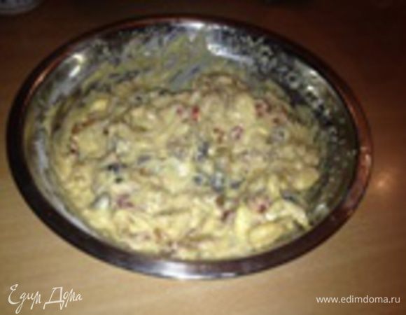 В смесь добавить сухофрукты и орехи. Оставить половину миндаля на посыпку сверху. Измельчить миндаль.