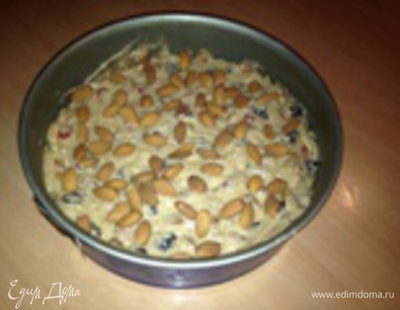 Выложить в форму, сверху посыпать миндалем. Поставить в предварительно разогретую духовку до 180 градусов на 1 час. 