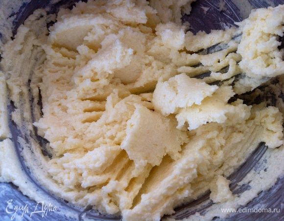 Сливочное масло растереть с сахаром. 