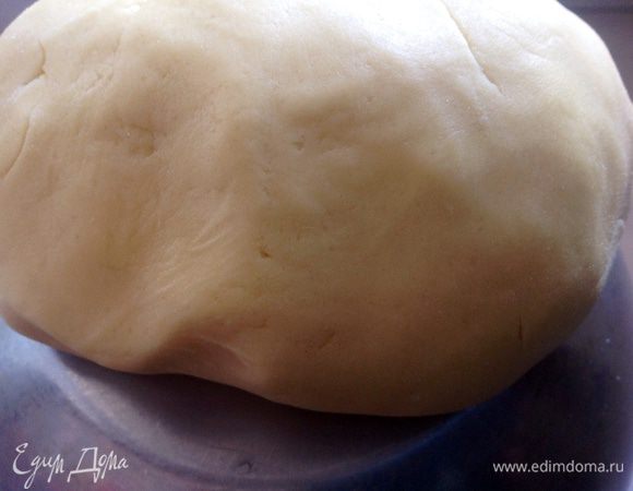 Постепенно добавляя муку и апельсиновую цедру, замесить мягкое тесто (муки может уйти больше или    меньше). Завернуть в пищевую пленку и оставить в холодильнике на 30 минут.